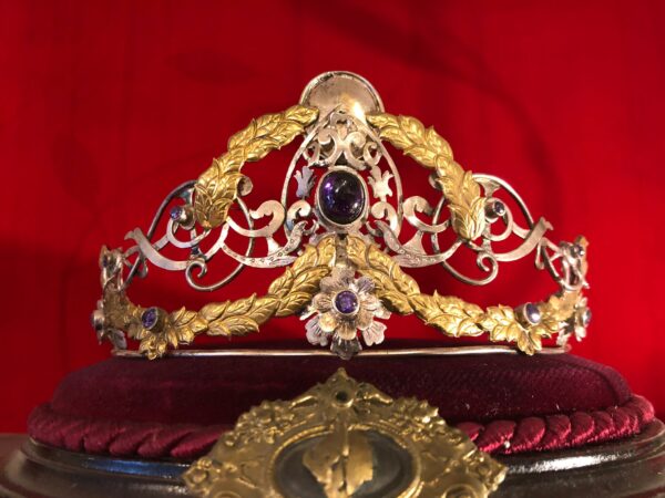 Tiara bicolor (plateada y dorada) con pedrería amatista