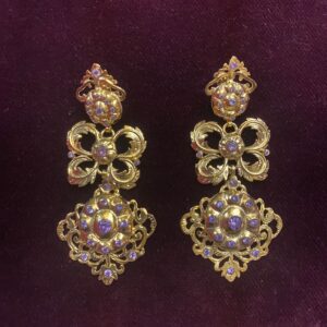 Pendientes plata de ley sobredorada y pedrería amatista